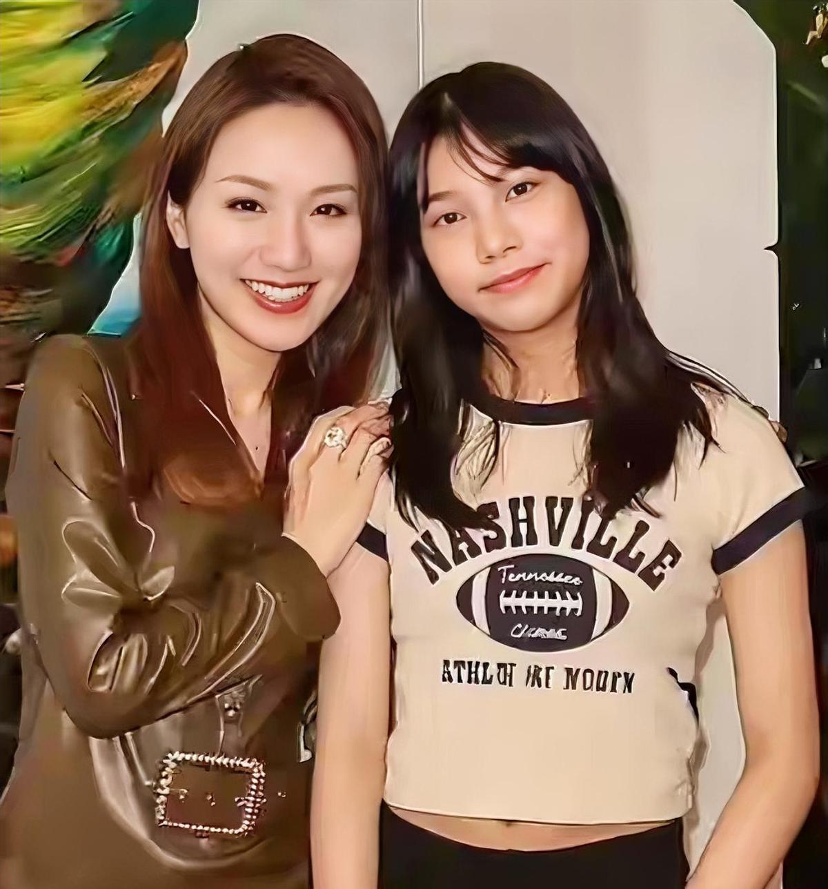 张瑶华登上了Vogue封面，没提爸爸是谁。
张瑶萱拿全额奖学金去伦敦写电影配乐，