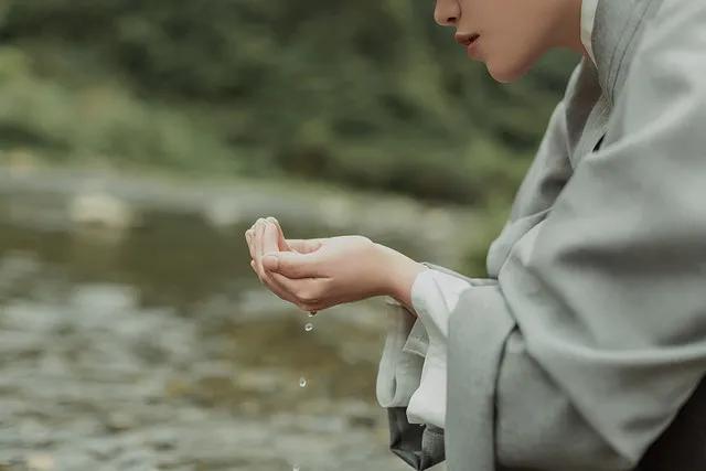 日落西山百鸟归，
孤枕难眠待君回。
佳人独守相思泪，
情郎千里雁传信。