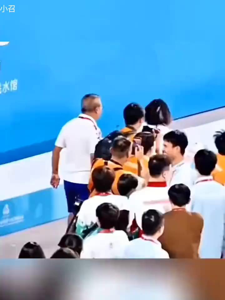 碌的一群小黄马甲。