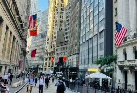 人民币在 SWIFT 里的份额跌了，华尔街那帮大佬却急得像热锅上的蚂蚁 —— 这