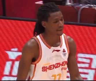 看看深圳队签下的外援史密斯，这才叫外援呢，关键是被称为小孩哥的史密斯今年才23岁