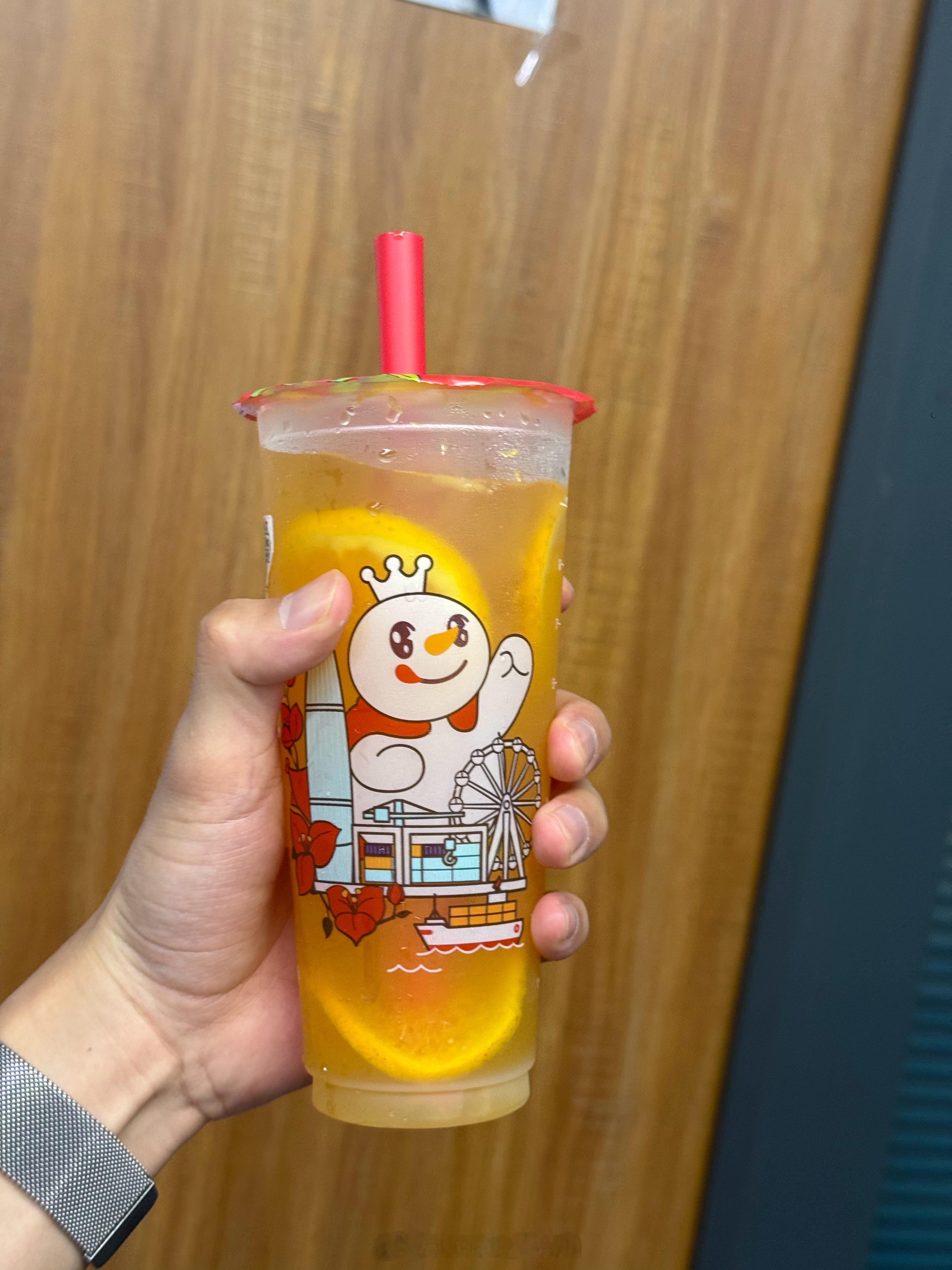 蜜雪冰城被曝员工用脚关直饮水桶啊？不是我刚刚点了棒打冰橙🍊要这样恶心人吗[跪了