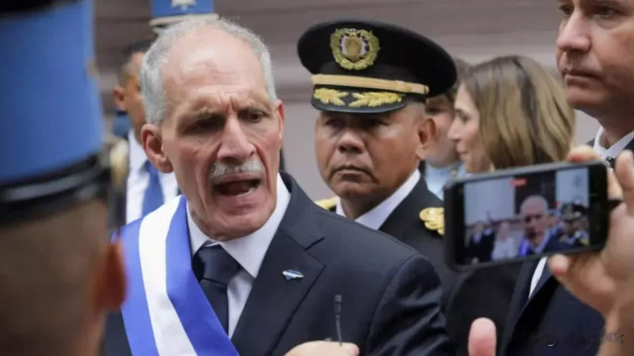 “挺台”的他正式宣誓就职！洪都拉斯新总统阿斯夫拉正式宣誓就任总统。阿斯夫拉在担任