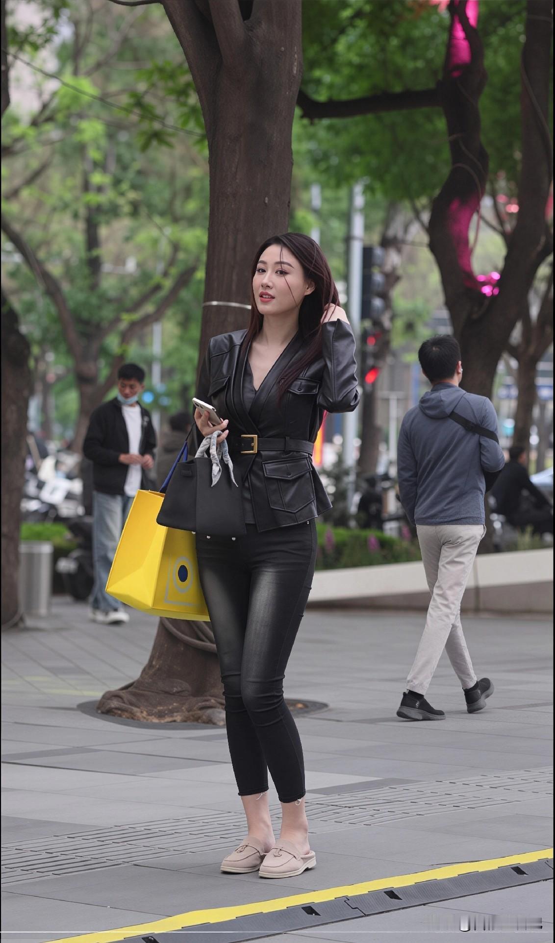 黑皮衣+九分牛仔裤，梨形穿不显胖


这件黑皮衣买了一年，一直放着，总觉得太酷了