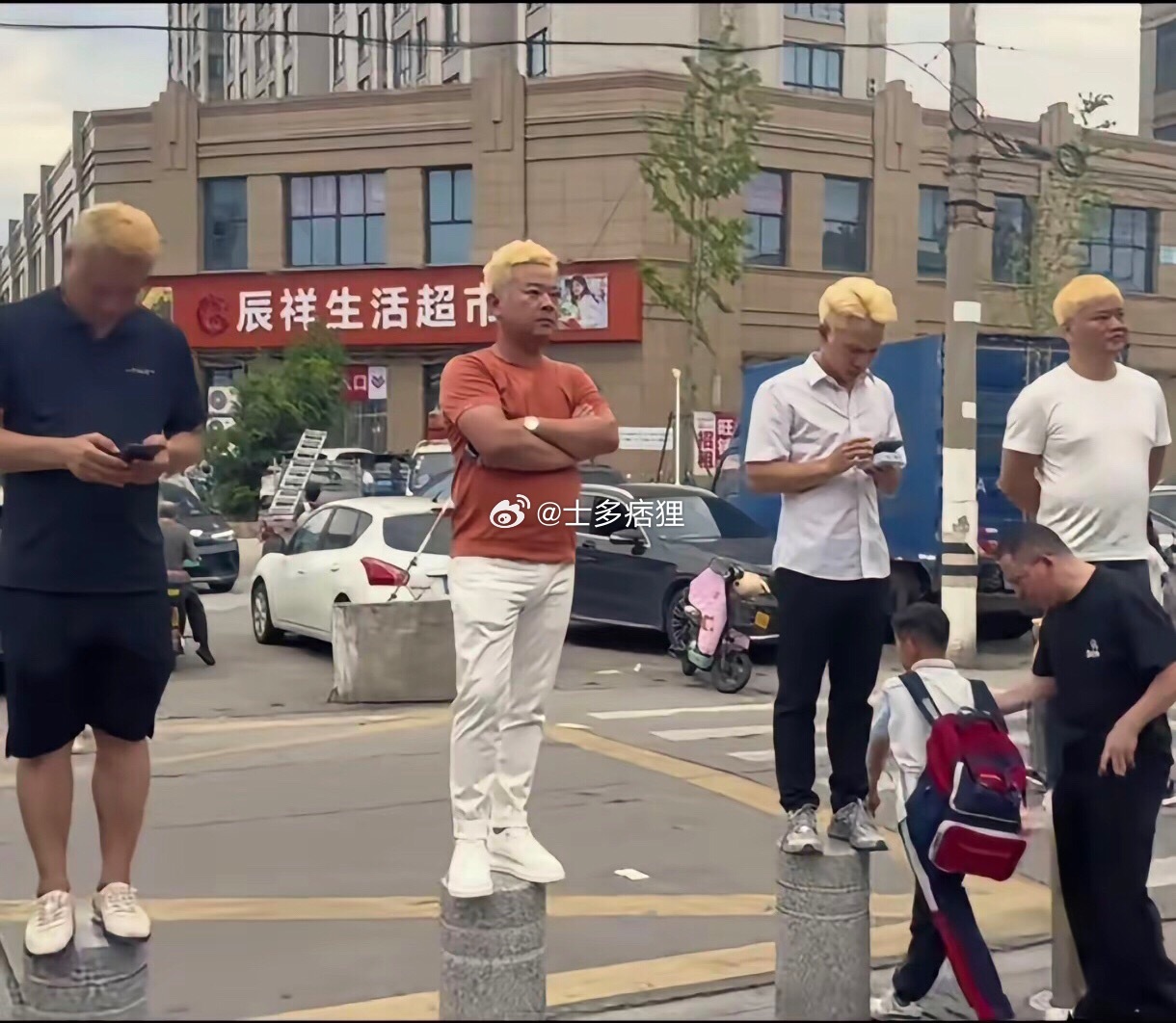 以前是大人接受不了黄毛，现在是小孩接受不了黄毛 