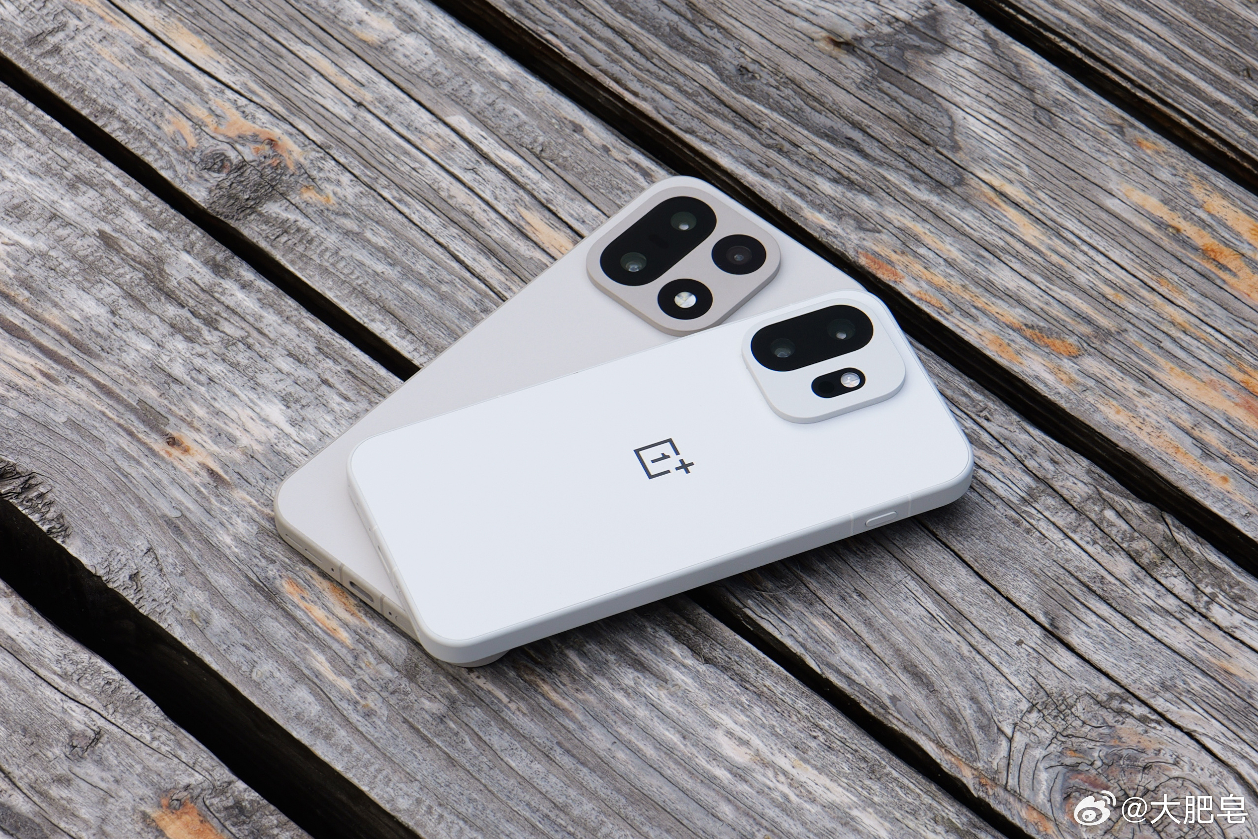 很早之前我就拿着一加15暗示了一加15T的设计，我不知道你们有没有印象。其实你们