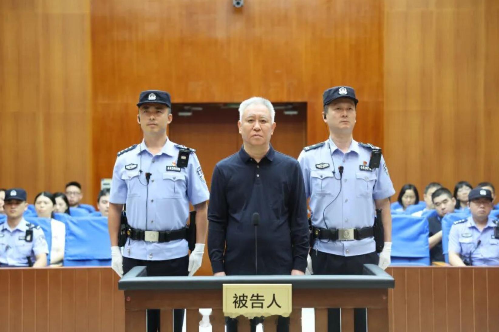 许家印满头白发许家印一审被判无期当年腰系爱马仕意气风发，如今白发苍苍站在被告席上