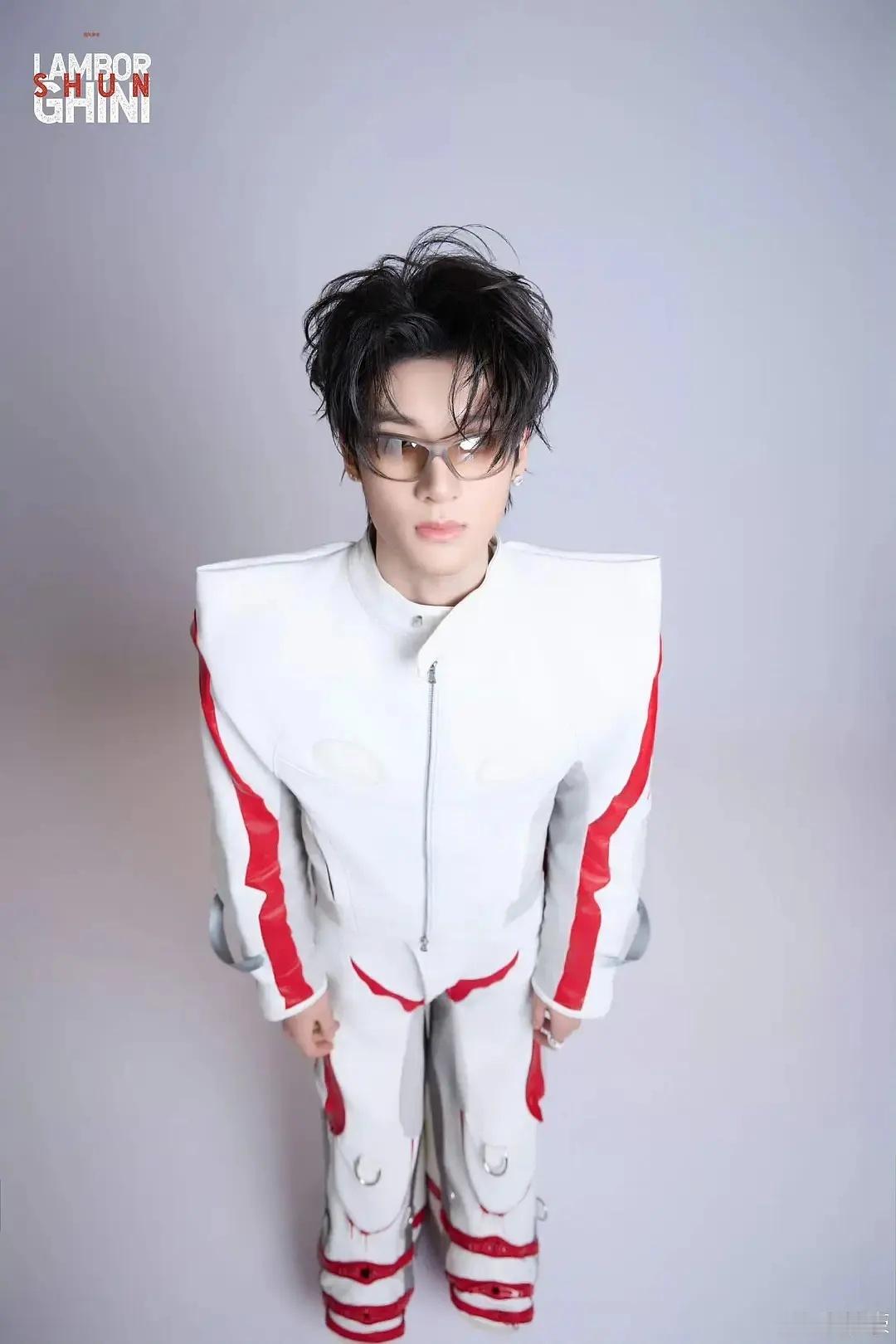 这是想呈现一个什么效果？很可爱的那种从上往下的俯拍？还是……没看明白。。 