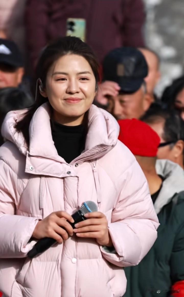 军旅歌唱家胡启越在公园里与民同乐，歌声如春风拂面，优美动听。他身着便装，与群众围