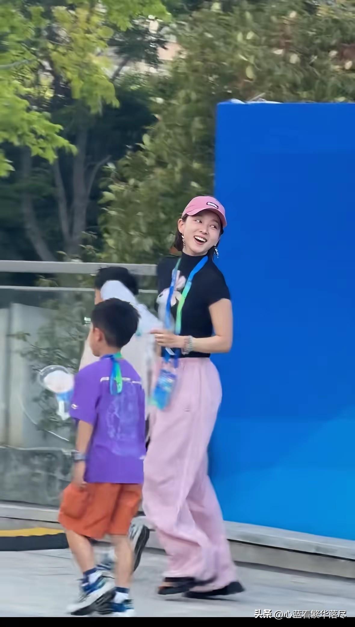 同样都是带孩子参加亲子活动，看到马龙妻子夏露的穿着打扮，再看看邹市明妻子冉莹颖的