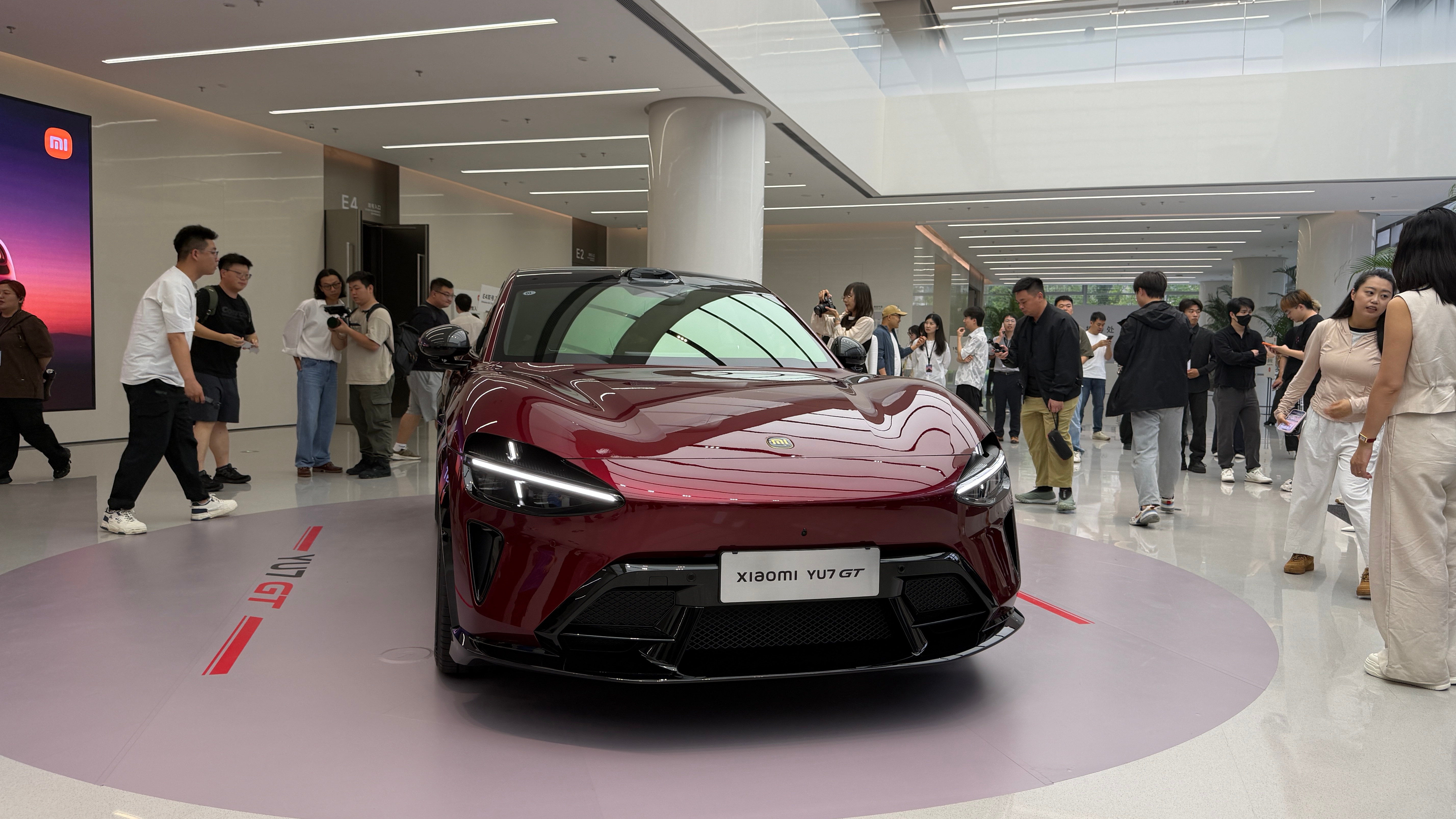什么车只有红色才好看在小米发布会展厅里，室内光线下的车厘子红YU7 GT，长这样