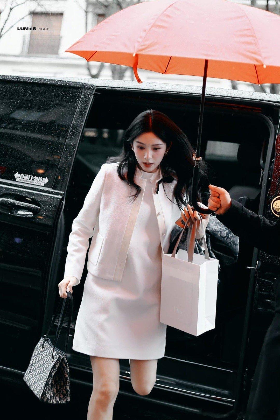 周也在巴黎外出逛街，千金感的也子 