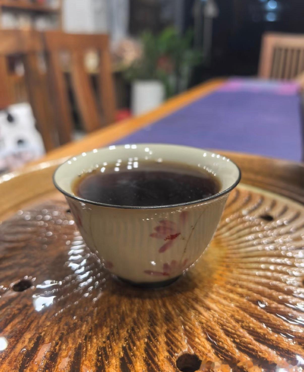 昨天晚上太疯狂了，到现在脑子还有点麻，喝口茶醒一醒黄金首席专家-老罗金价现货黄金