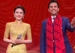 龙洋主持完春晚哭了龙洋春晚结束后发文：说出“再见”的那一刻，泪水夺眶而出。真的很