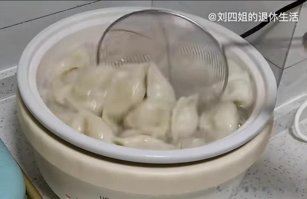 #晒晒青岛的菜价# 住在青岛想吃海鲜就去码头买刚刚上岸的野生海鲜，晒一下码头上的