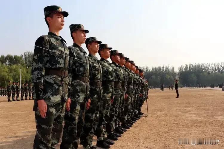 这些人中，谁的军衔可能是大校？
某集团军参谋长
某军副军长
某战区装备部部长
某