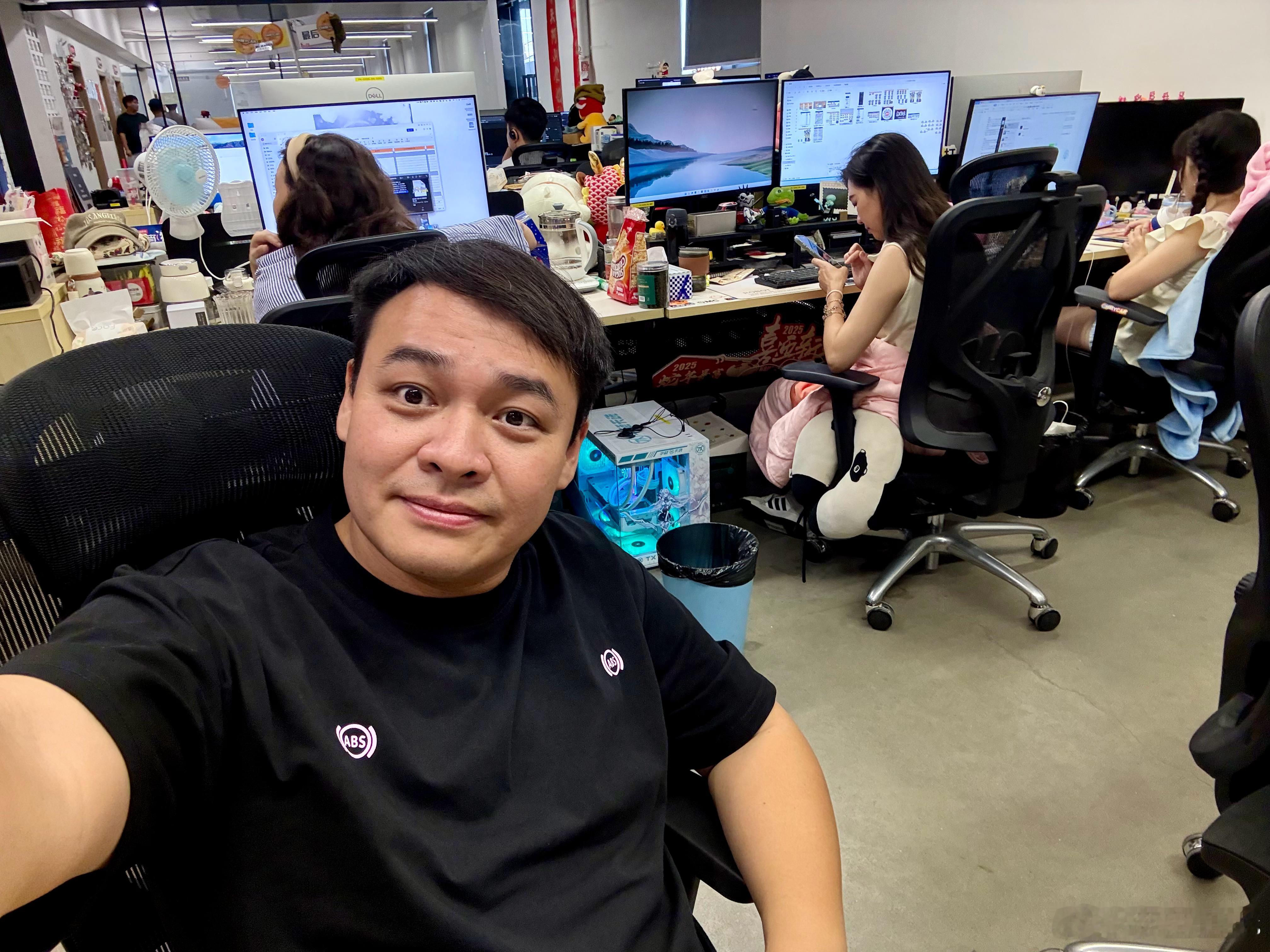 公司换位，安排我坐表妹后面，我先发现表妹的电脑机箱原来甘靓架！ ​​​