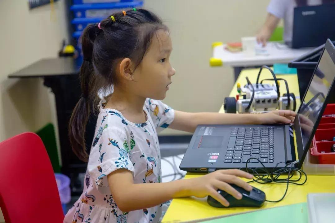 少儿编程主要学什么内容?少儿编程到底学什么？是不是就是教孩子敲代码？
 
说实话