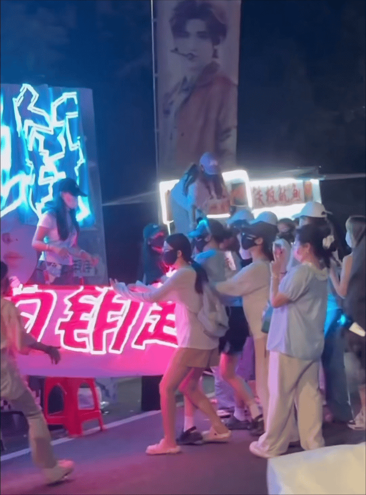 这个叫起跳的姿势？张嘴你就来 梯子上的人手里拿着灯牌被你们扯的往下倒 自家黑帽子