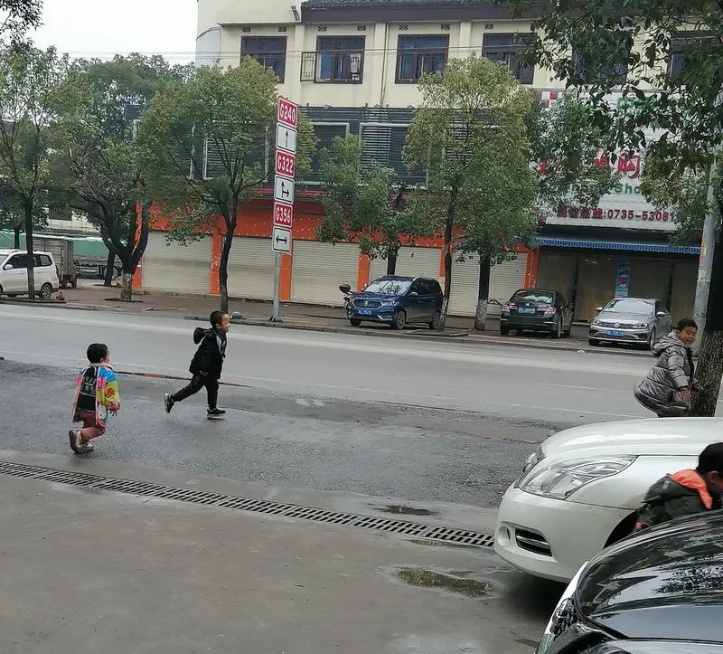 爸爸一脚踹向乱穿马路孩子并不停道歉 近日陕西街头这事儿挺火。小男孩挣脱大人乱穿马