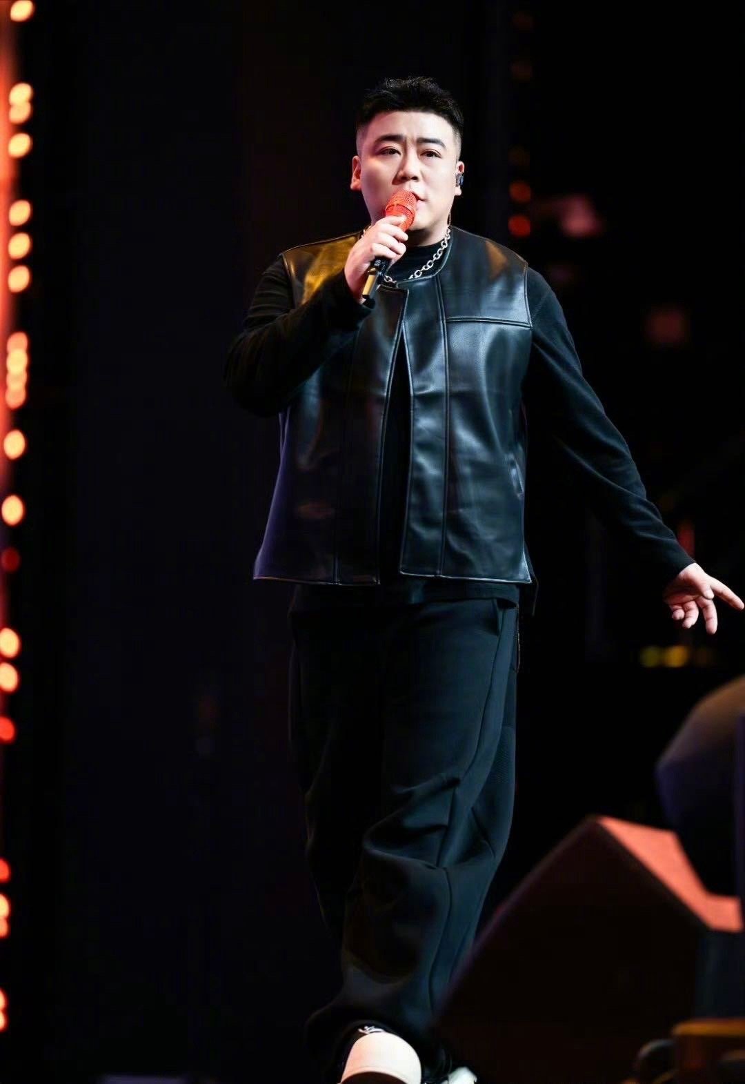 内娱已经发明出拷问式唱法了 付豪这唱法太有攻击性了，对着媒体一顿输出，跟审讯似的