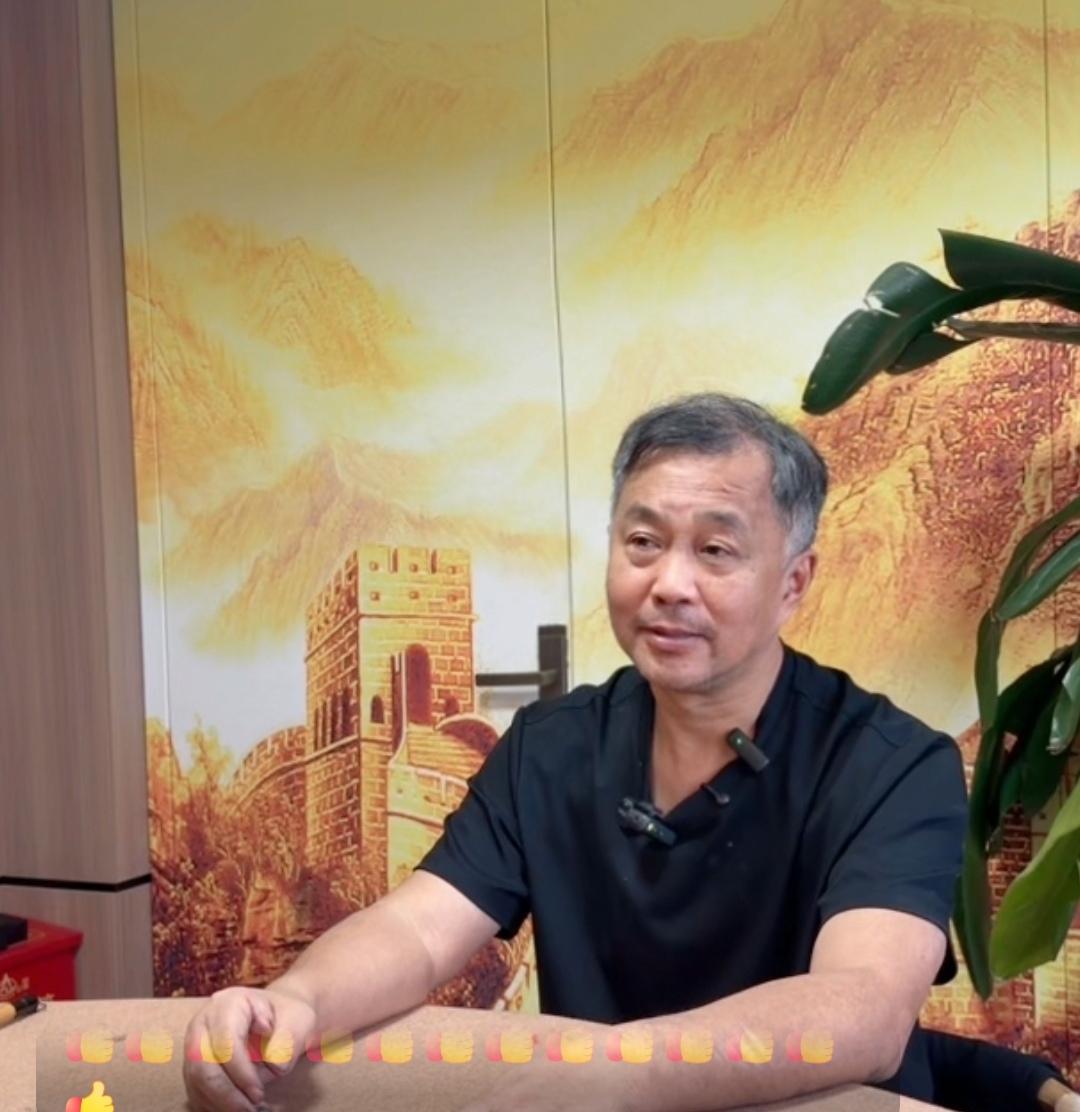 沈巍也曾追过星，他的偶像是“四大天王”的黎明。他说四大天王里面刘德华标准太高，张