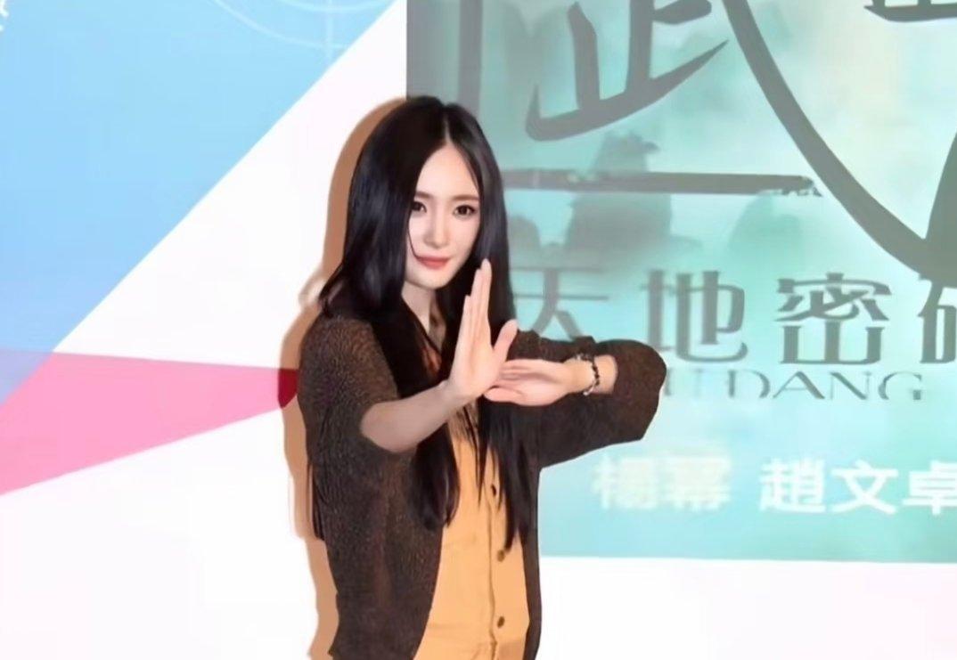 得天独厚的灵气与生俱来，天生适配镜头。一双眼眸灵动传神，可塑性极强，可甜可御、亦