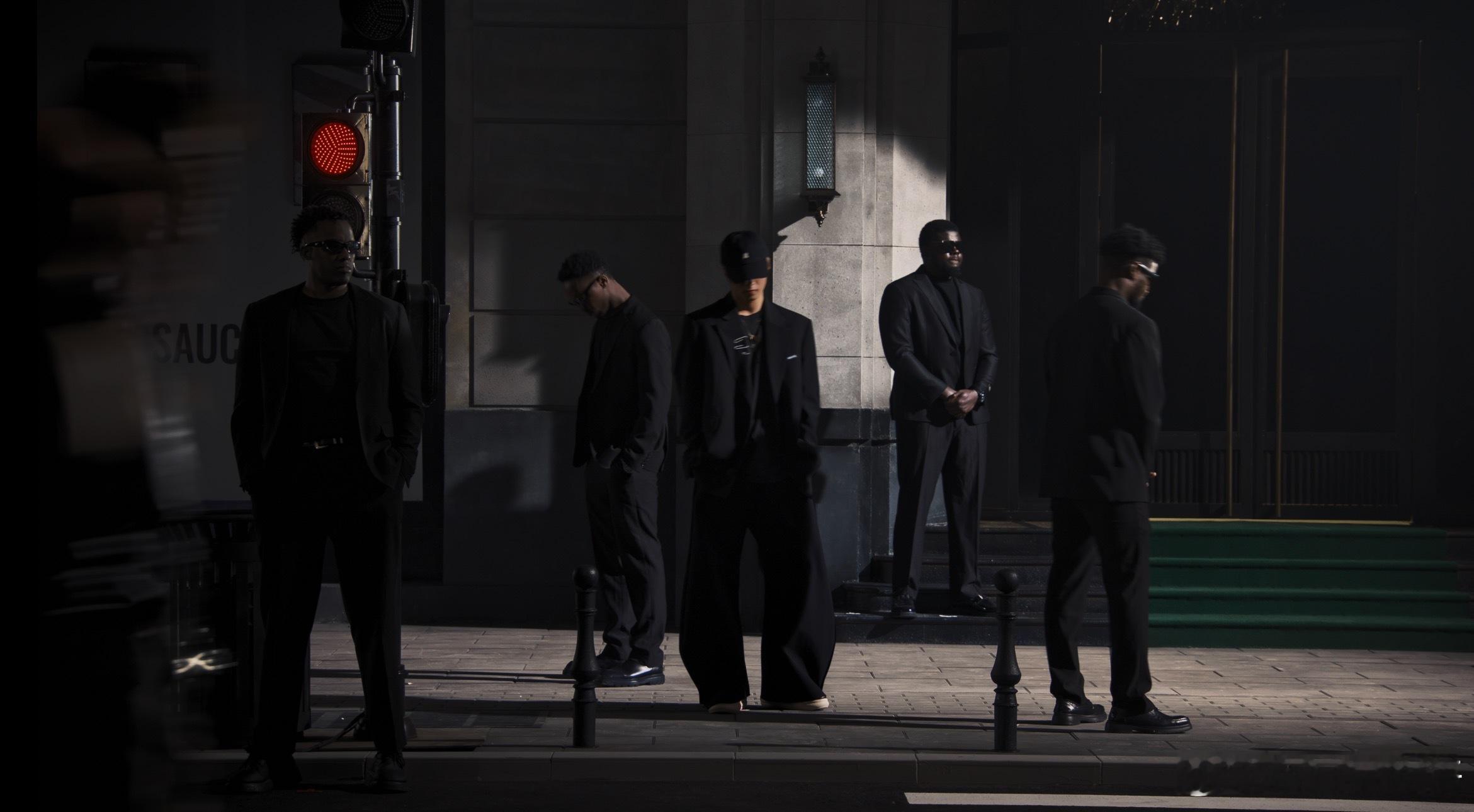 刘耀文SAUCE MV预告刘耀文看似耍酷实则在等绿灯 预告里的街头暗调太会了！刘