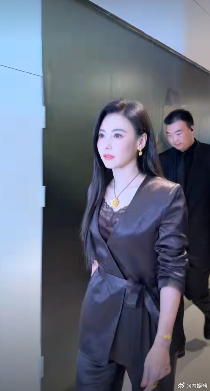 张柏芝黑长直好温柔 谁能拒绝张柏芝这一头黑长直，柔顺长发弱化凌厉感，整个人温柔感