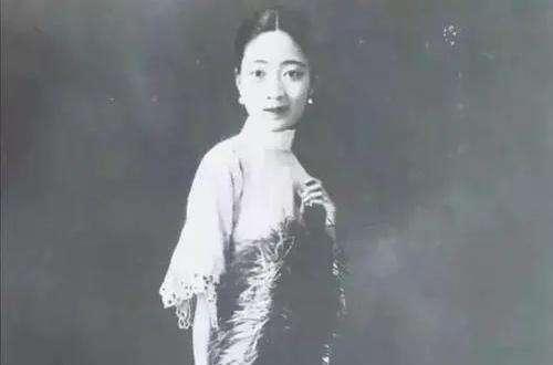 1915年，袁世凯正试穿龙袍，大姨太噗嗤一声笑了，袁世凯问：“笑什么？你一个婊 