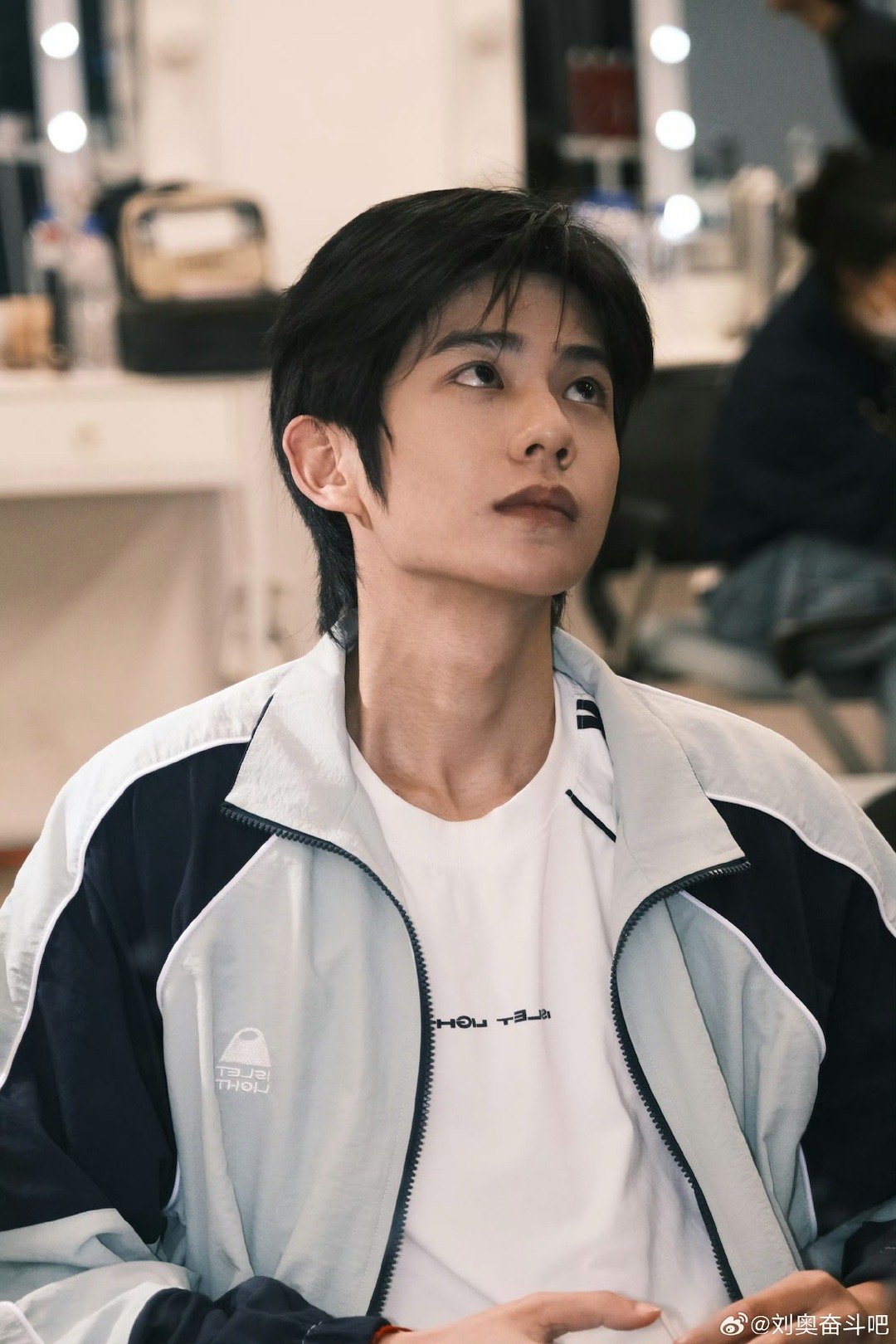 打螺丝的厂工都开始演短剧了奋斗吧人生 李木戈导演这题出得太妙！让有厂工经历的刘奥