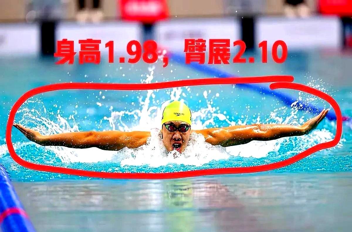 身高1米98，臂展2米19，这数据往那一摆，金煐汎那胳膊就跟安了加长杆似的。
旁