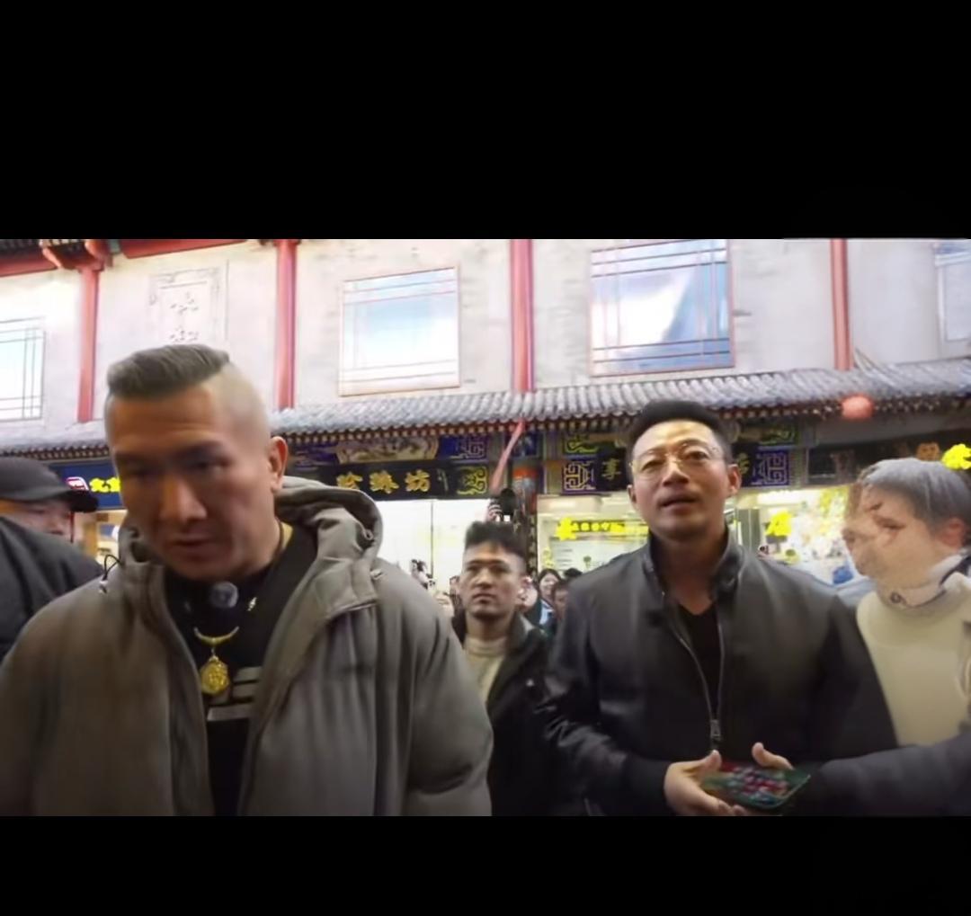 近日，汪小菲现身北京胡同，还邀请了馆长和好友一同品味京味。现场，汪小菲热情地端出