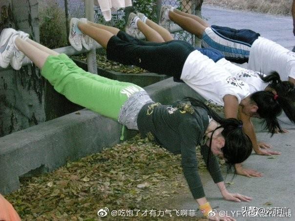 明星不愧是明星，刘亦菲这身段太突出了，同样是身着素衣，同一个动作给人感觉她做起来