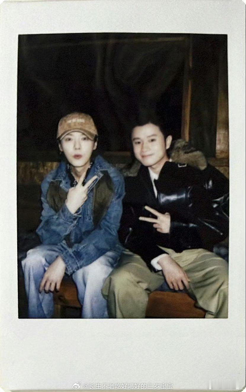 王勉晒鹿晗拍立得合照生日快乐，友谊长存~ 