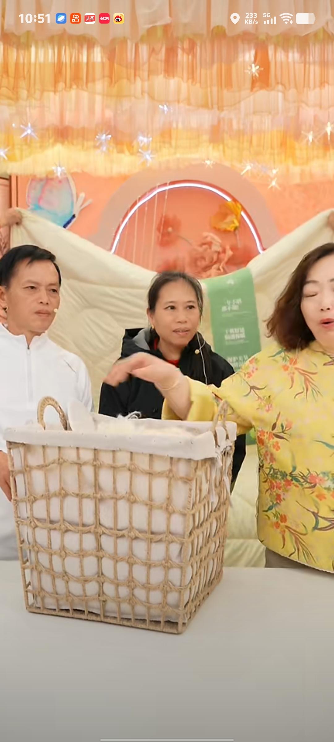  破防！梁志辉父母，家徒四壁的老实夫妻首秀直播卖床品，1万网友疯抢冲第三，杨奶奶