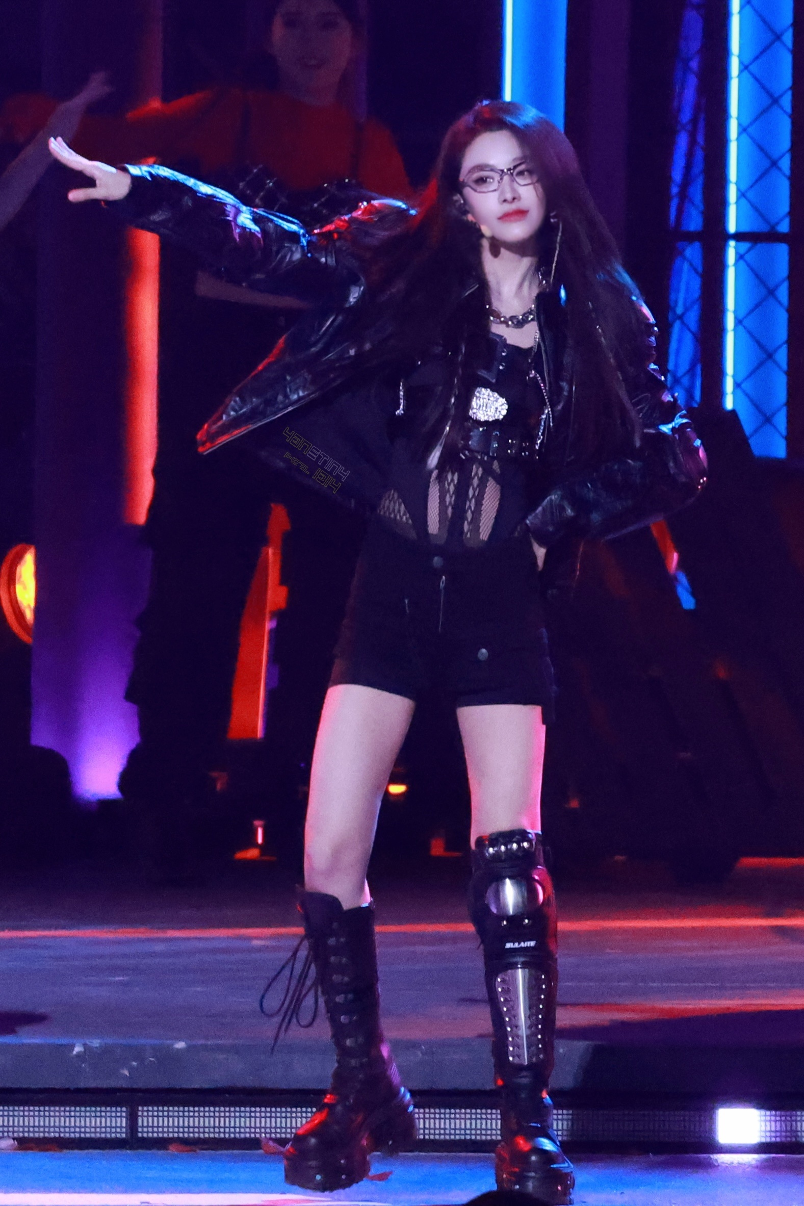 喻言往那一坐就是个导播  喻言台上台下反差好大哈哈哈哈，台上飒姐台下人机，好像一