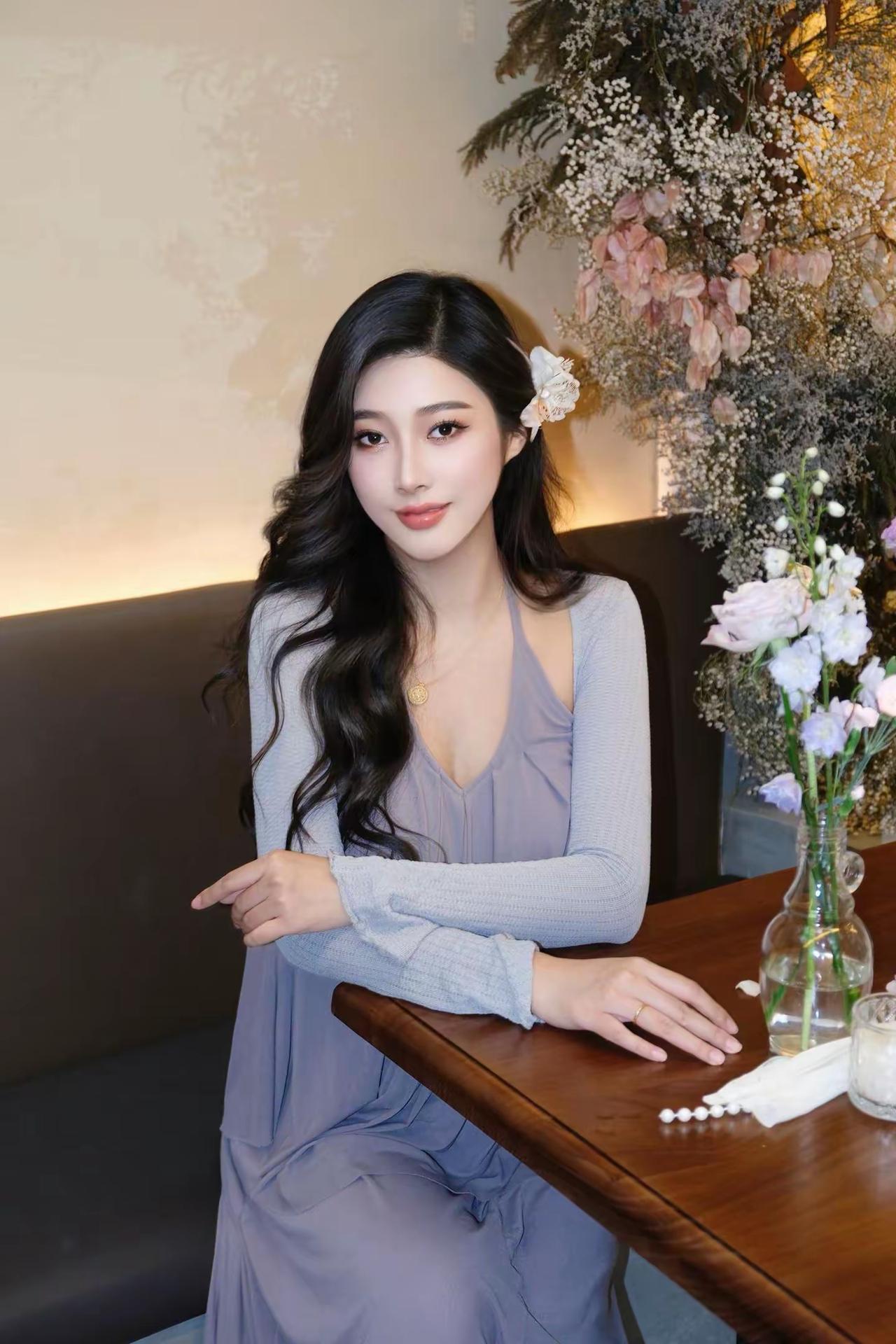 ‌“翩若惊鸿，婉若游龙。荣曜秋菊，华茂春松”‌（曹植《洛神赋》）