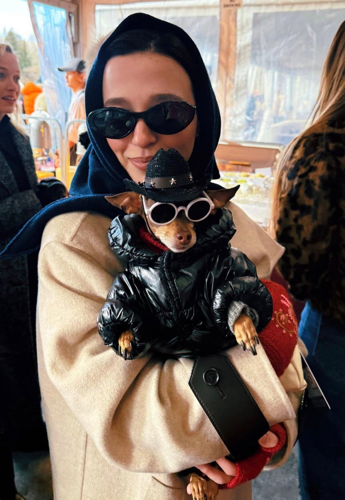 米奇·麦迪森和她的小狗12月17日出席阿斯彭的马球锦标赛的照片 