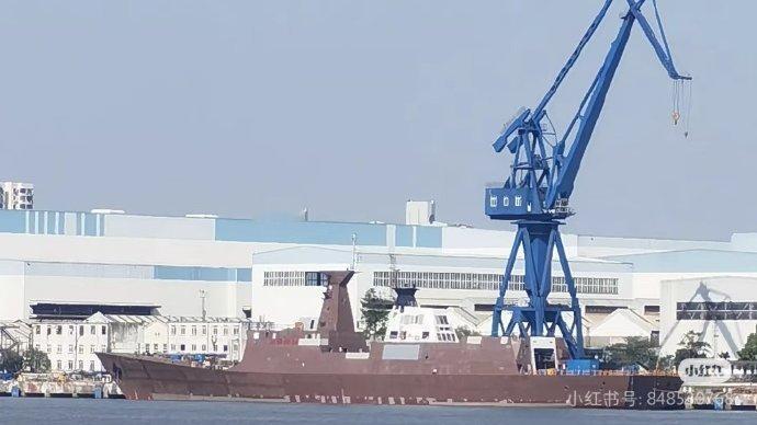 建造中的新一批054A改进型，这个底色泡水里首见 ​​​