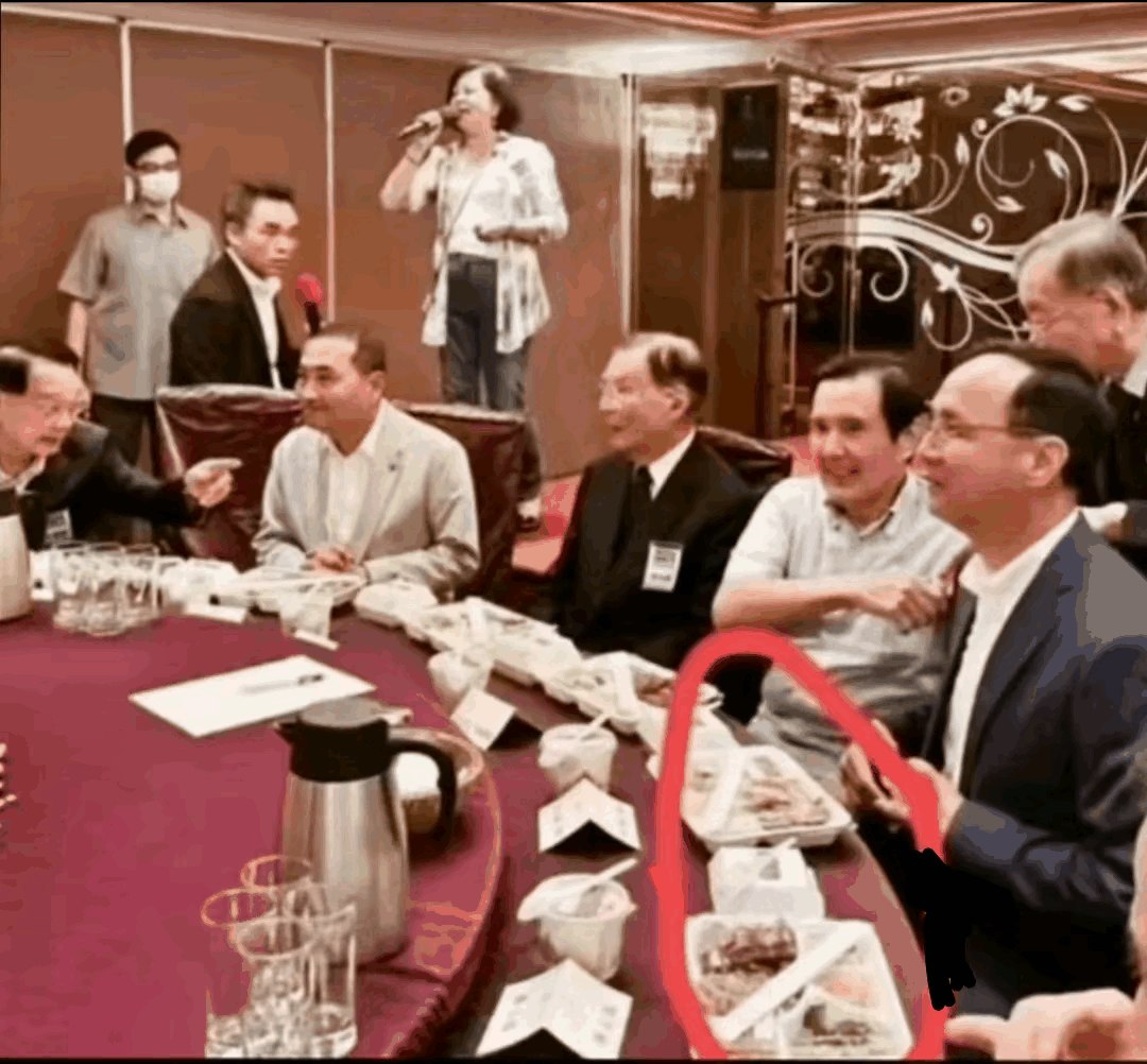 对岸当局真是太穷了，这么多重量级大佬，这么重大的场合，竟然吃盒饭，真的太寒酸了，