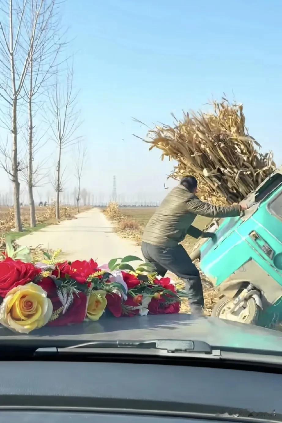 婚车都把三轮大哥逼成啥样了？

因为婚车不能走回头路，寓意不好，三轮大哥毫不犹豫