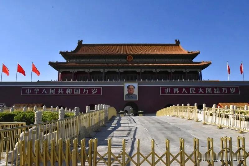 《七律·纪念抗战胜利八十周年阅兵感赋》
长安街上阵云凝，壮士三军气若城。
铁甲耀