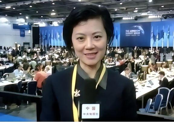 “我愿意放弃中国国籍，自愿加入英国！”2004年，央视美女主持姜丰嫁给英国富豪，