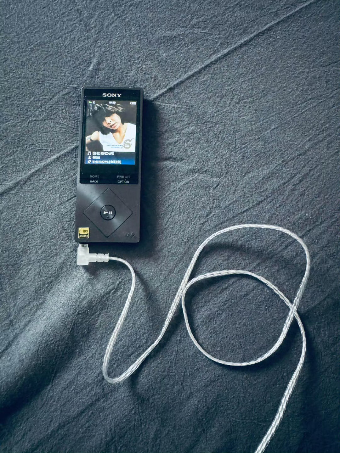 谁还在用mp3加有线耳机听歌？原来是我！上古时代的mp3再加有线耳机，整张专辑完