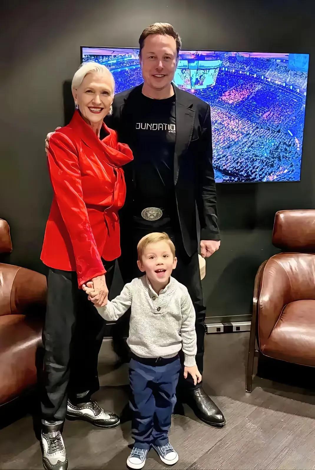 站在马斯克身旁的这个女人，长得和马斯克的母亲有点像，其实她并不是马斯克的母亲，女