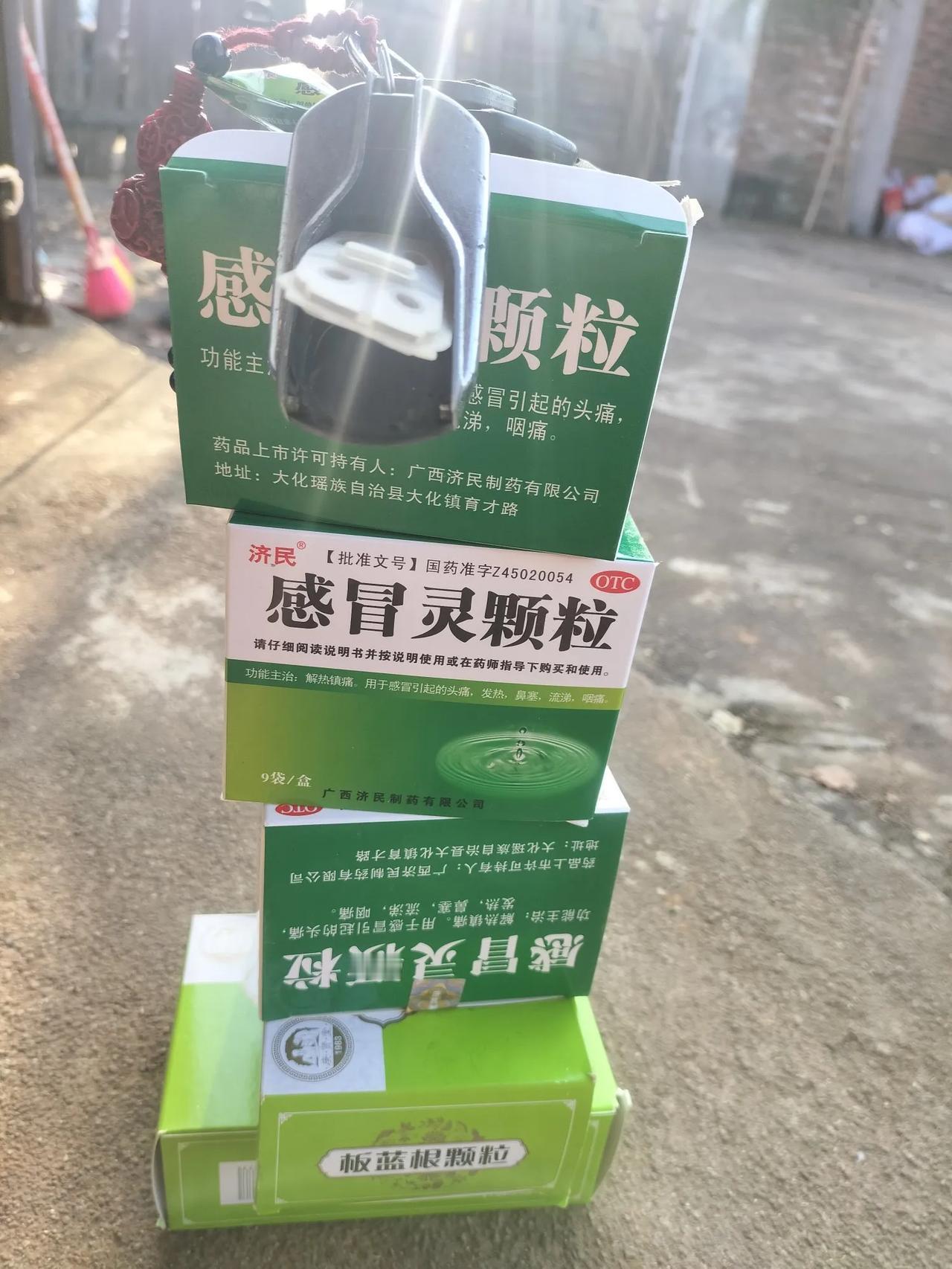 我的电动车钥匙按键坏了，今天要送感冒药给妈妈，她还没感冒，我提前准备，这就是女儿