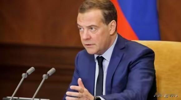 美国这边刚提交了吞并格陵兰岛的法案，俄罗斯那边就表示：格陵兰岛的居民也可以投票加