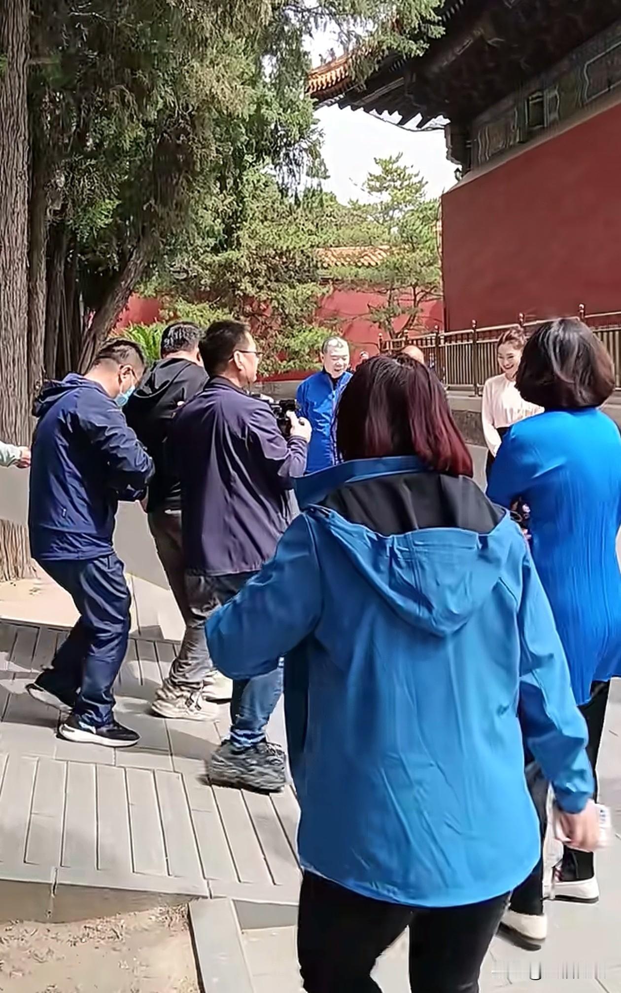说一个你不知道的，韩红只是说说“走面儿”，现实中给冯小刚走面儿的可不少。

冯小