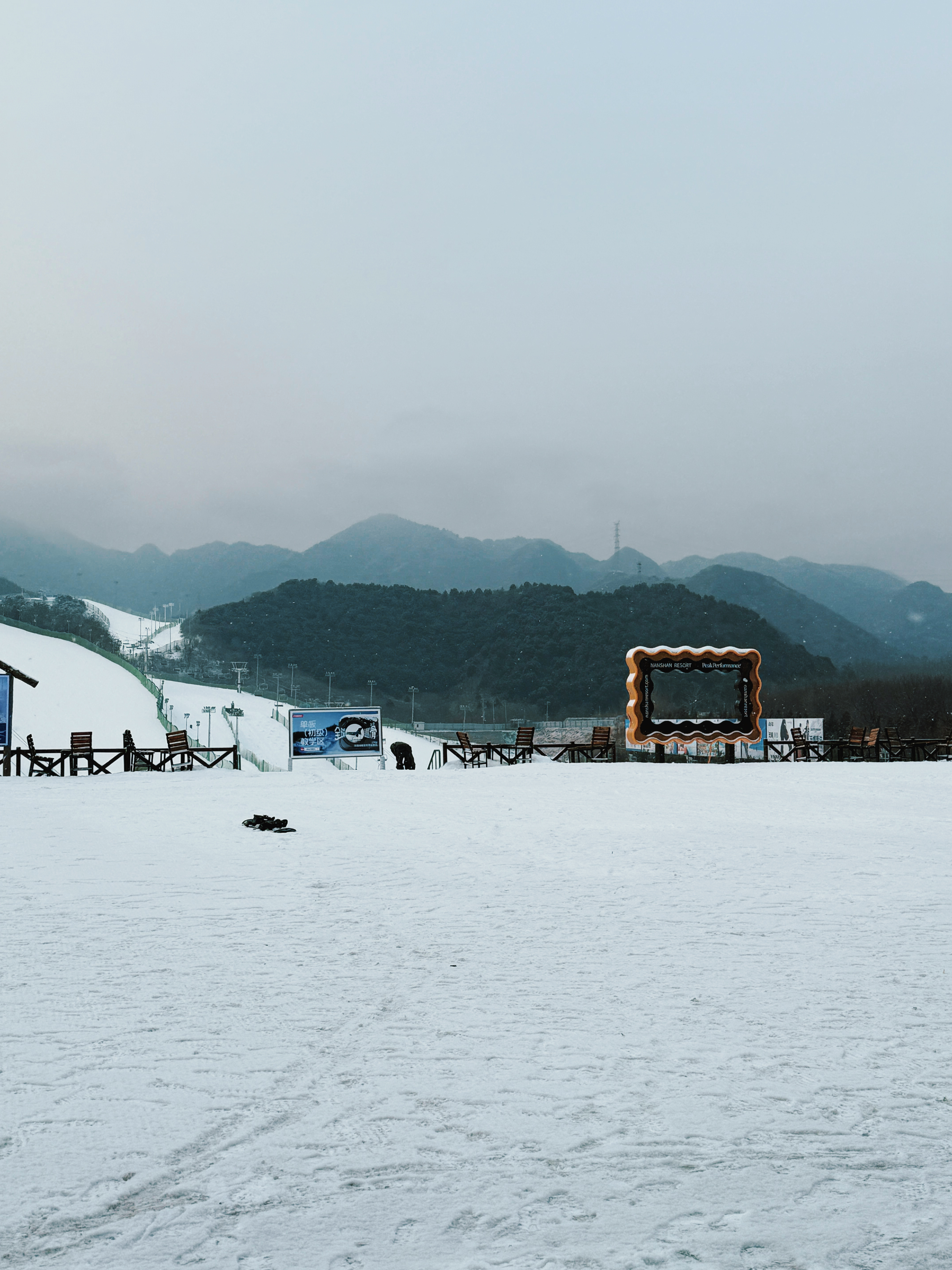 大家早哇！我已经到达雪场喽～下着雪来滑雪也是被我体验上了！早安卷妹的唠嗑